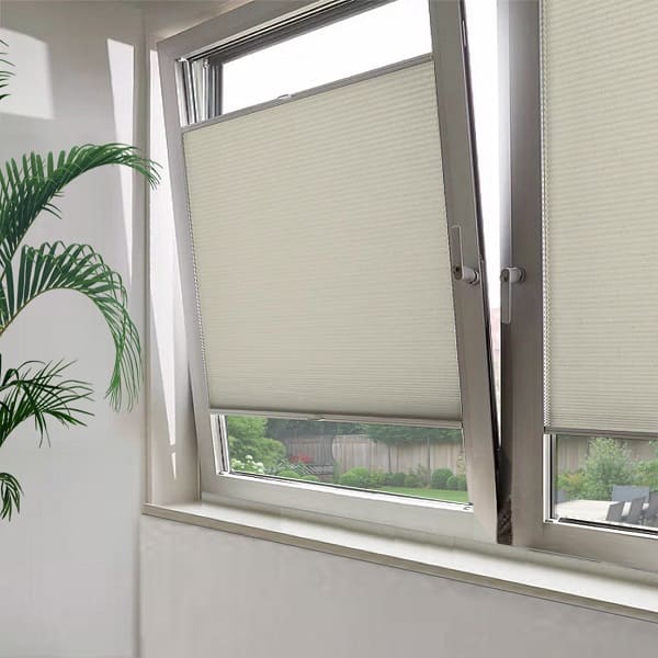 Plisségordijnen als raamdecoratie woonkamer